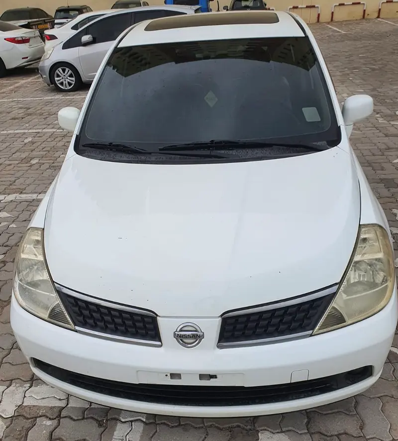Nissan Tiida 2010 — photo 1 of 11