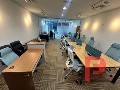 مكتب مفروش بالكامل | 8 محطات عمل | قواطع زجاجية | تصميم رائع | بزنس باي