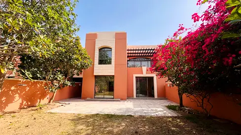 Elegant 5BR Villa in Waterfront community