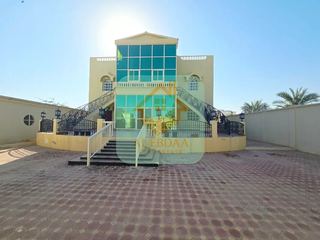 فيلا 6 غرف نوم + خادمة - مسبح خاص - موقع مميز - تملك مواطنين فقط