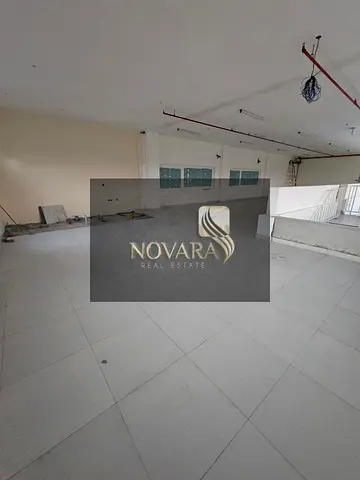 مستودع في الباهية بعجمان، 3250 قدم شامل ميزانين، كهرباء 32 ك.و، موقع مميز مناسب للتخزين والأنشطة، إيجار 165,000 درهم سنويًا.