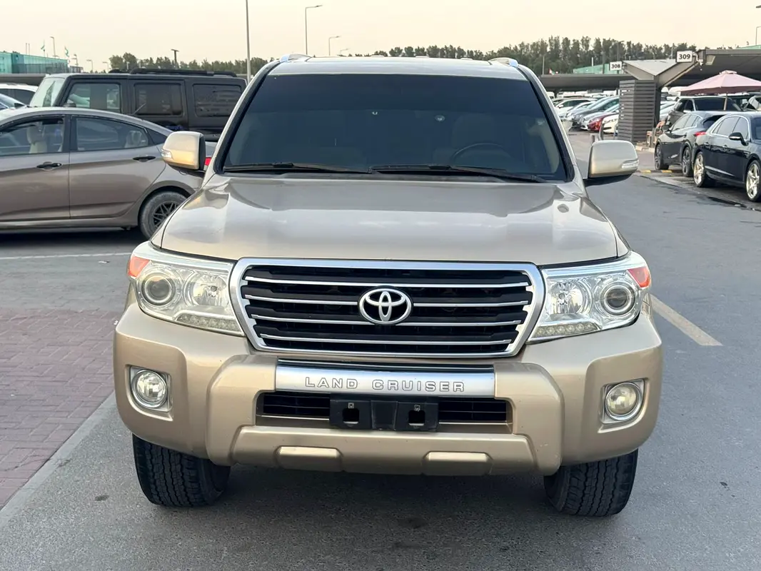Toyota Land Cruiser 2010 — photo 1 of 10