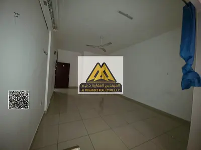 استوديو واسع في الروضة 2 عجمان قرب سيتي سنتر، مطبخ شبه منفصل، حمام كبير. 19,000 درهم سنويًا، 6 دفعات، موقع مميز.