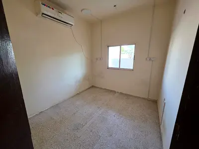 شقة أرضية غرفة وصالة في النعيمية شارع الكويت إضاءة ممتازة تكييف سبليت مناسبة سكن موظفين 25000