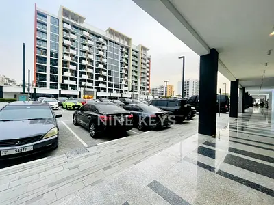 موقع متميز / موقف سيارات عام / هيكل غير مكتمل