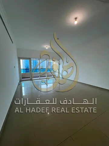 شقة غرفتين وصالة بإطلالة بحرية للإيجار في الخان داخل برج فاخر مع تكييف على المالك وباركن مجاني وجيم ومسبح موقع مميز قريب من دبي مع تسهيلات دفع حتى 4 د