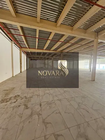 للإيجار معرض تجاري ضخم في الجرف الصناعية 3 – على شارع رئيسي