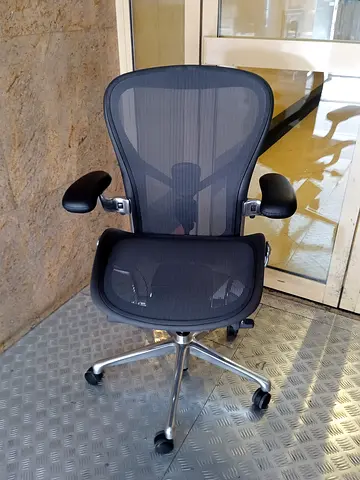 For selling Herman Miller remastered brand new chair.fully loaded.size C.