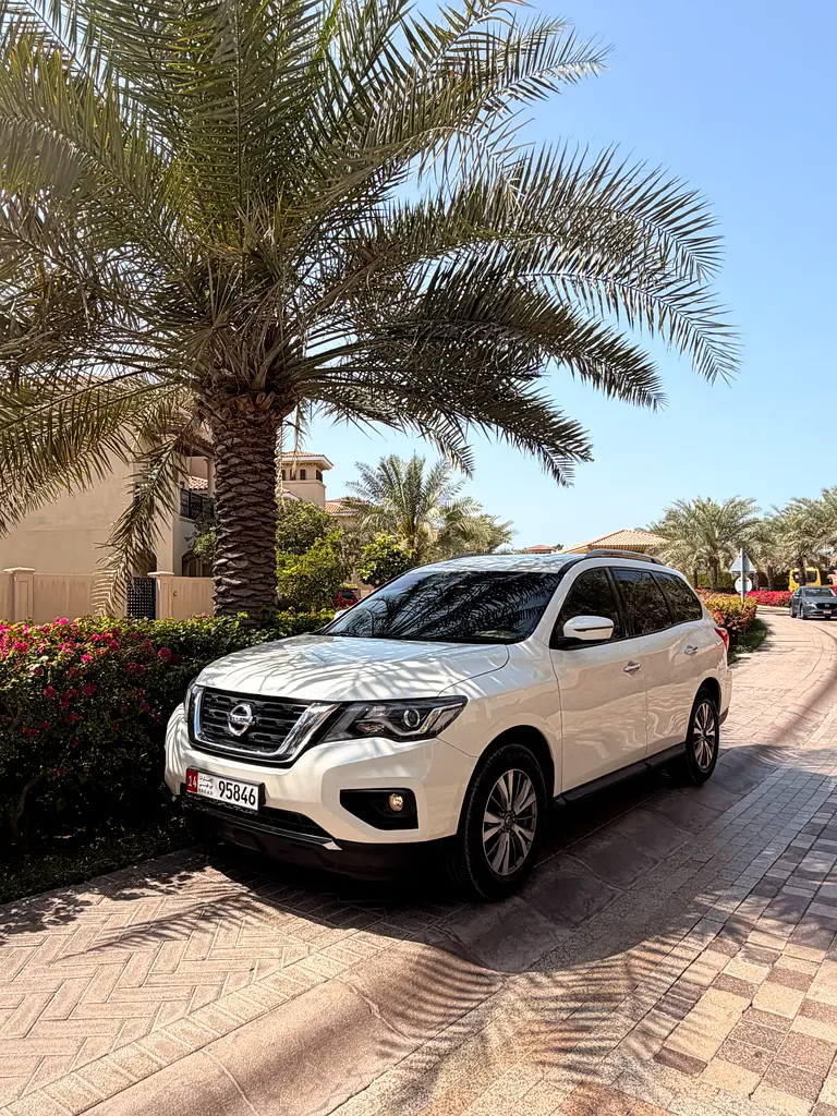 Nissan Pathfinder 2019 — photo 1 of 10