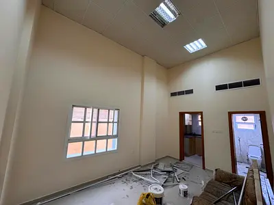 للايجار السنوي الروضة 2 عجمان استديو مساحة كبيرة _مطبخ منفصل _تكييف مركزي _صيانة على المالك_ موقع مميز