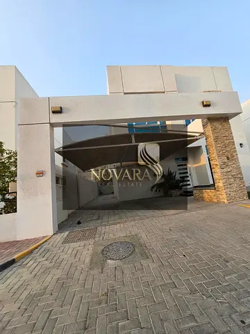 فيلا للايجار السنوي في الجرف 2 – 4 غرف ماستر، 6 حمامات، صالة واسعة، باركن مغطى ومساحة 4,500 قدم² بسعر 126,000