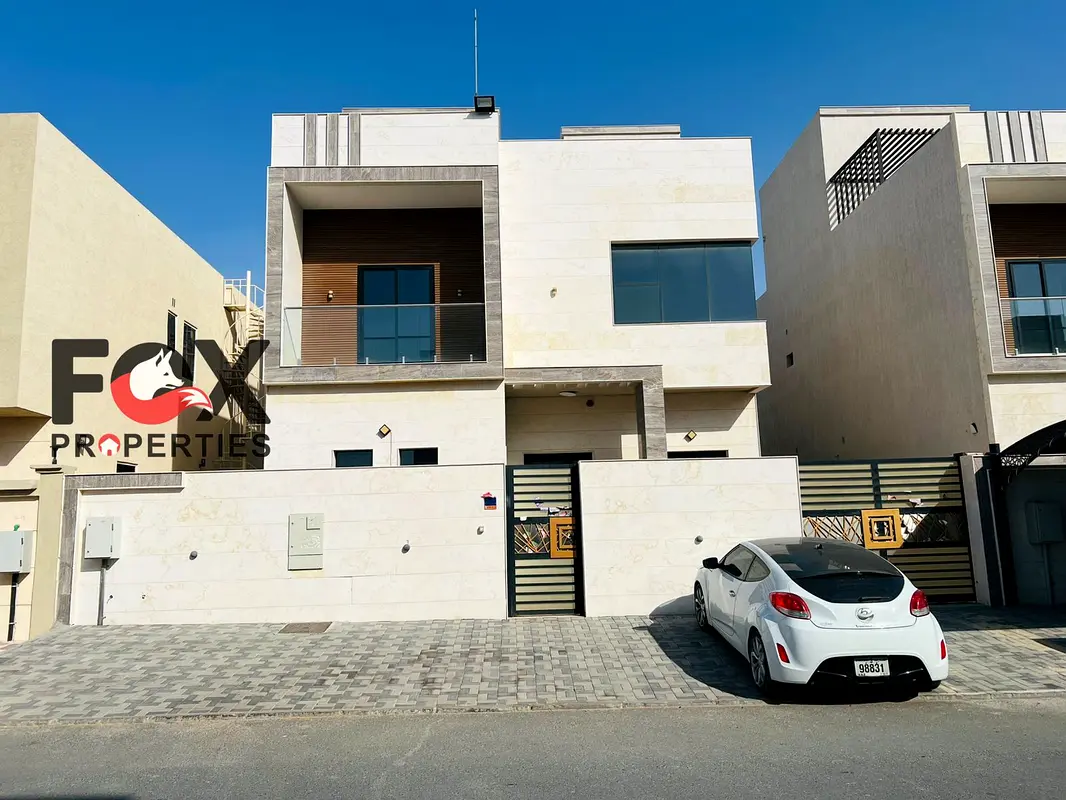 Villa for annual rent in the Al Yasmeen area in Ajman, 5 master bedrooms, large majlis, living room, prep kitchen, large roof, Near to Dubai exit