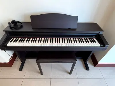 Digital piano Roland with chair