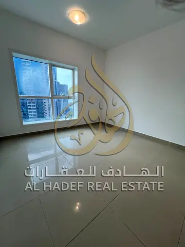 شقة غرفتين وصالة بإطلالة بحرية في الخان داخل أحد أرقى أبراج الشارقة، تتميز بتشطيبات راقية وخدمات متكاملة تشمل جيم ومسبح وباركن مجاني، مع تكييف على الم