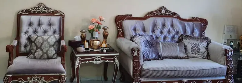 Classic carved wooden 2-seater sofa and armchair set with side table — good condition.Price nagociab