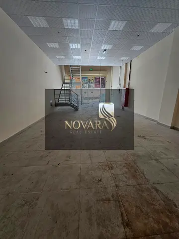 مستودع\صالة عرض ، بمساحة ٢٠٠٠ قدم ، على الشارع الرئيسي خلف السوق الصيني ، يصلح لكافة الانشطة التجارية والصناعية ، كهرباء بقوة ٢٩ كيلوواط