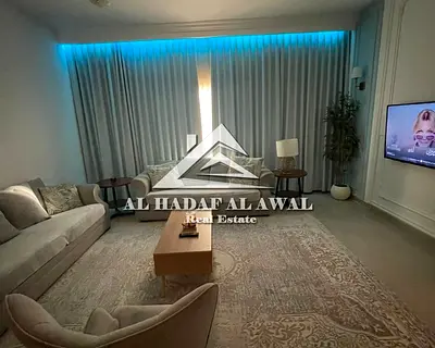 شقة غرفتين وصاله 4 حمام للإيجار – الشاطئ متاح للسكن فوراً، تصميم حديث ومريح، السعر شامل جميع الخدمات.