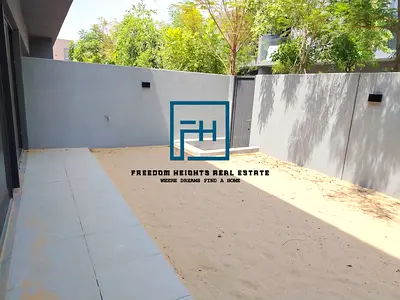 ELEGANT MIDDLE UNIT | FREEHOLD | READY TO MOVE