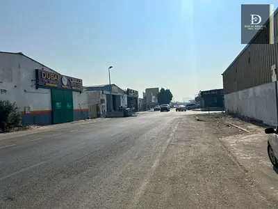 For Sale in Sharjah Industrial Area 4 A warehouse divided into two sections Land area: 20,000 sq. ft. Prime location on a 18-meter road