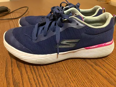 Pair of navy Skechers casual sneakers - womens size (preowned)