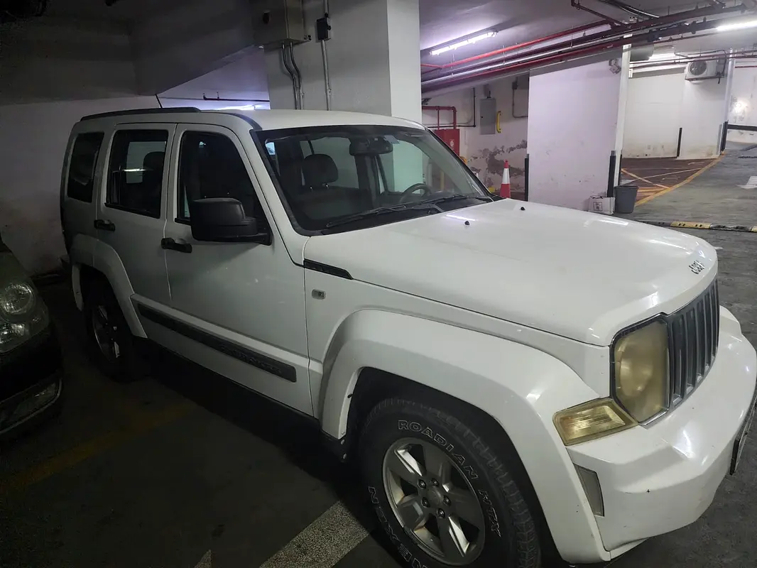Jeep Cherokee 2012 — photo 1 of 7