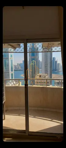 تملك شقة عائلية واسعة 3 غرف وصالة مع موقف خاص بمنتصف شارع الخان