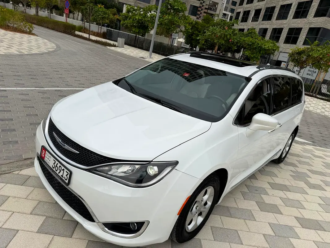 Chrysler Pacifica 2019 — photo 1 of 9