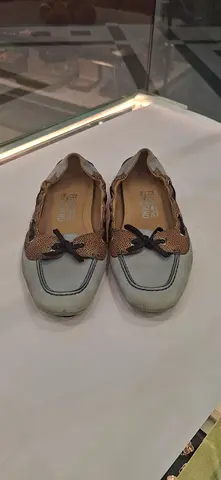 Used womens casual loafers – comfortable slip-on shoes, size unknown