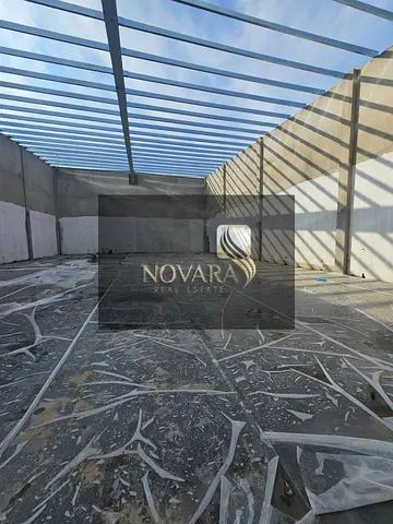 مستودع واسع مساحة 5500 قدم وبمواصفات ممتازة للإيجار السنوي في أحد أهم مواقع الجرف الصناعية