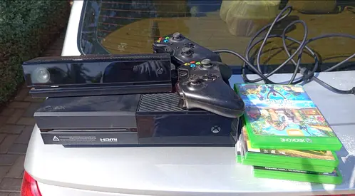 Xbox One console with Kinect, 2 controllers and 6 games - good working condition