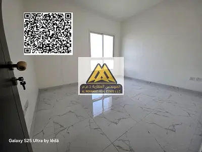 شقة غرفتين وصالة للإيجار السنوي في الراشدية – شارع الميناء، تتميز بمساحة كبيرة جداً وإطلالة مباشرة على ميناء عجمان، مع موقع حيوي قريب من جميع الخدمات