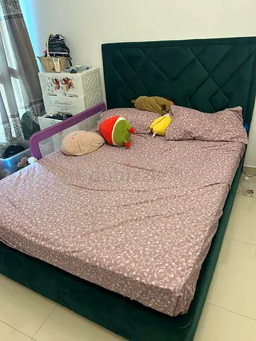 Queen bed velvet green