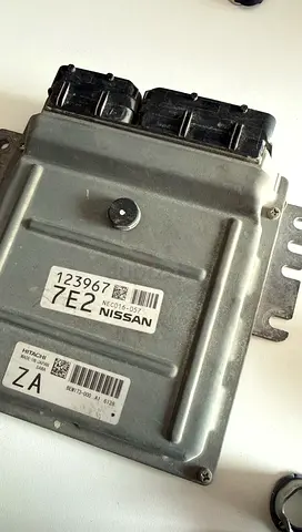 للبيع كمبيوتر نيسان se المكينه الصغيره يركب ع 2014 وطالع