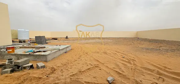 ساحة مفتوحة للإيجار | 10,000 قدم مربع | غرفة ومطبخ وحمام