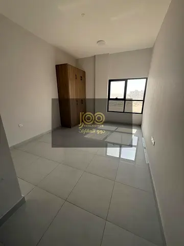 يحتوي الستوديو على خزن داخلي  وفر لك مساحة مريحة للسكن تناسب الأفراد أو الأزواج