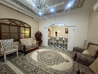 فرصة مميزة للسكن العائلي في فيلا واسعة داخل منطقة الياسمين – عجمان، بتصميم عملي ومساحات مريحة وموقع هادئ.