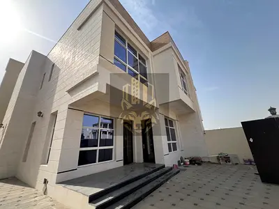 فيلا للإيجار بالحليو  أول ساكن ب90 ألف، 4 ماستر + مجلس وصالة وغرفة خادمة، حوش لثلاث سيارات، أمام المسجد