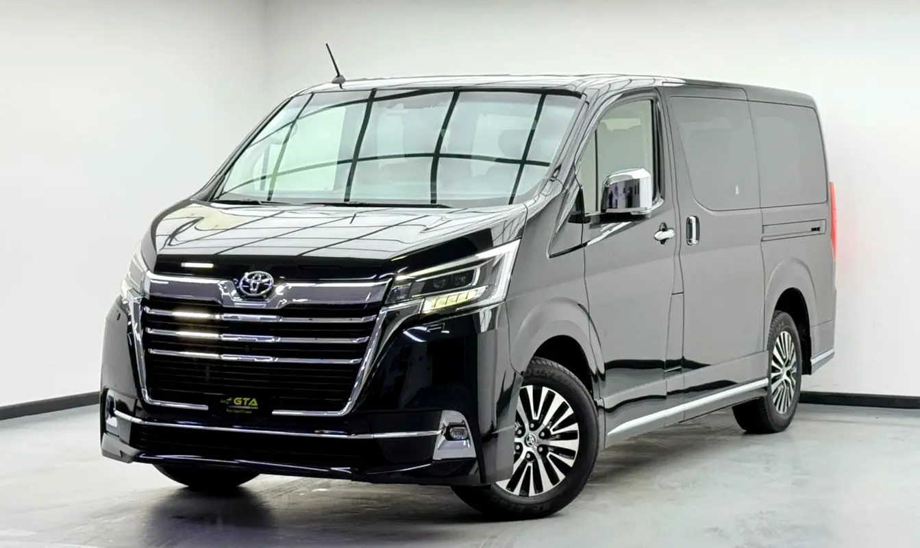 Toyota Granvia 2023 — photo 1 of 18