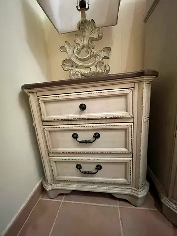 Vintage-style 3-drawer nightstand / bedside table - distressed light grey finish