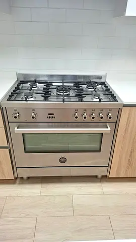 Bertazzoni 5 burner top gas oven electric same like new condition