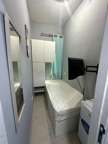 Single partition 3 Mnts from Metro with private bridge and smart TV