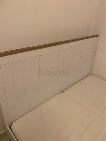 White bed cot (good condition). Size 160x200