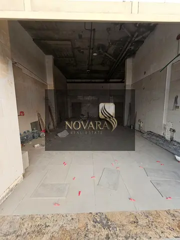 مستودع للإيجار في الجرف الصناعية 1 على شارع رئيسي، مساحة 2000 قدم، مناسب للتخزين والأنشطة التجارية، 110,000 درهم سنويًا