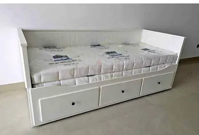 IKEA HEMNES daybed in
excellent condition - used
for only 2 months. Comes
with a comfortable IKEA
ma