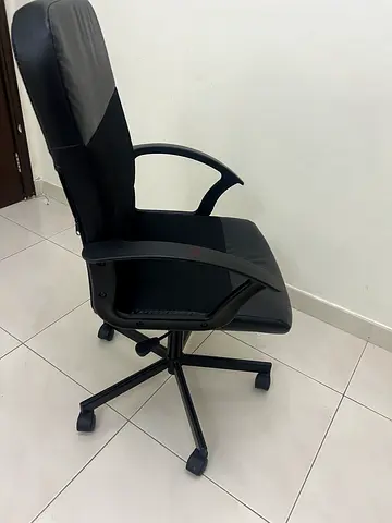 Black ergonomic office chair with wheels - good condition