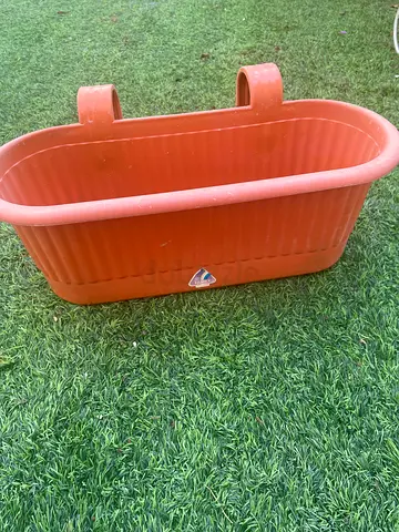 Balcony hanging plant pot