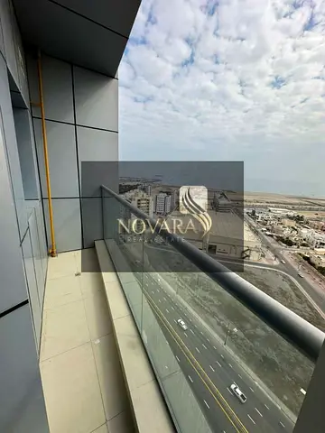 شقة راقية في برج جديد (أول ساكن) متاحة الآن للإيجار السنوي في موقع استراتيجي من أفضل مناطق الفجيرة، تجمع بين الراحة، الفخامة