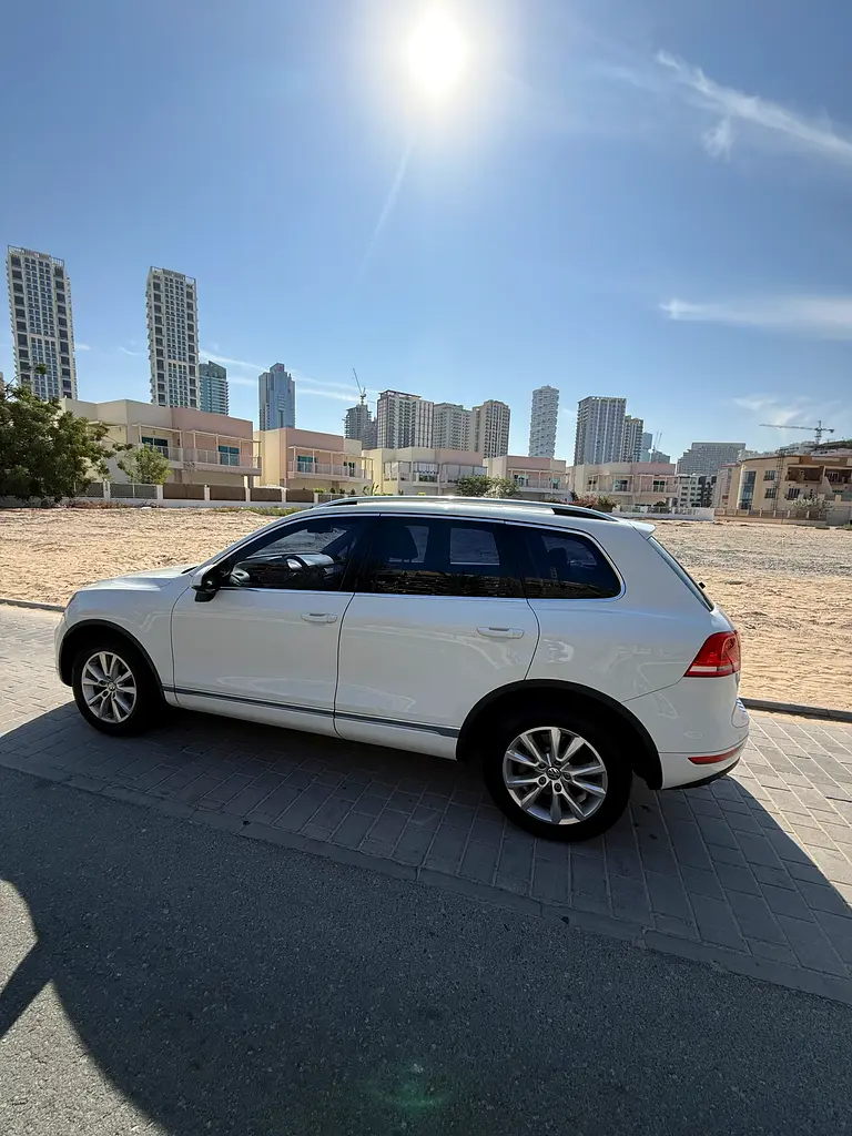 Volkswagen Touareg 2012 — photo 1 of 9