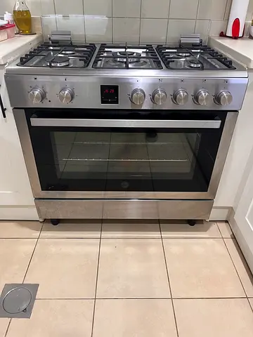 Hoover Gas/Electric oven - like NEW, AED 625 quick sale ( open to sensible offers)