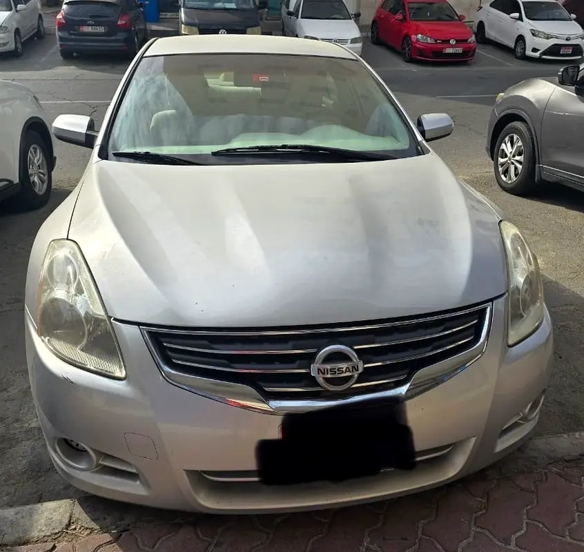 Nissan Altima 2010 — photo 1 of 5